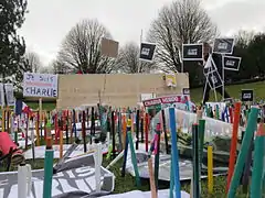 Stèle, crayons et slogans.
