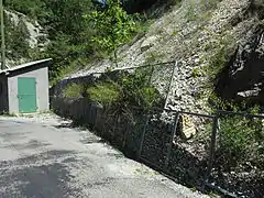 Piège à cailloux protégeant la route de Reynier des éboulements et engravements.