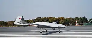 Bayraktar TB2 de l'armée turque sur la piste d'atterrissage.