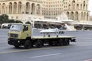 Bayraktar TB2 lors de la parade de la Victoire à Baku en 2020. Le Bayraktar TB2 a assuré la victoire à l'armée azerbaïdjanaise face aux Arméniens durant la guerre de 2020 au Haut-Karabagh.
