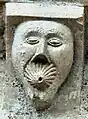 Exemple de modillon : homme avec une espèce de coquillage (un sifflet appelant à rentrer dans l'église[réf. nécessaire]?[style à revoir]), façade nord