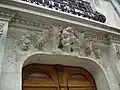 Immeuble au no 78 : porte d'entrée avec haut-relief.