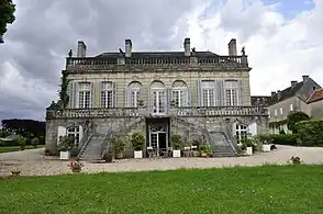 Façade postérieure avec rez-de-jardin.