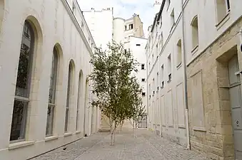 Vestige du cloître dans la cour du 83 rue du Bac.