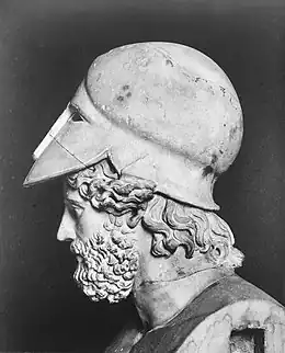 Photographie en noir et blanc du profil d'un buste d'un homme avec un casque.