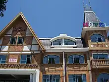 Photographie d'un hôtel de Beidaihe avec des enseignes écrites en chinois et russe.