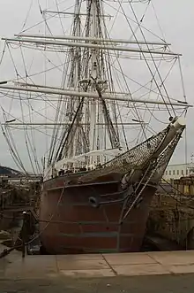 Grand Voilier en cale sèche.