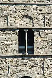 Baie à colonnette monolithe.