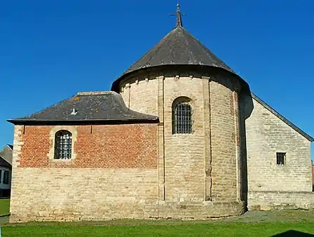 À gauche, la sacristie du XVIIIe siècle et, à droite, la sacristie romane.
