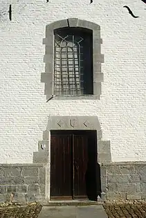 La porte et la baie.