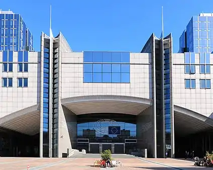Parlement européen : entrée du bâtiment Altiero Spinelli.