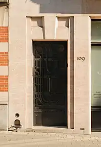 La porte de service.