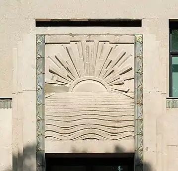 Bas-relief au-dessus de l'entrée.