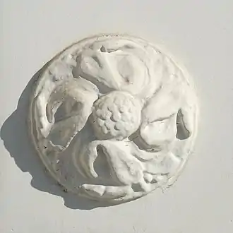 Rosette en bois de la porte.