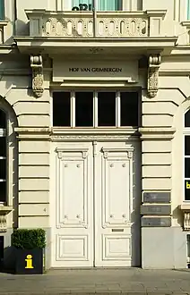 Porte d'entrée du no 4.