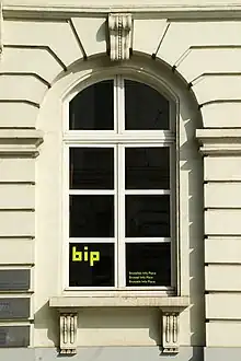 Arcade cintréeet fenêtre surbaissée.