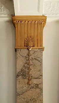 Chapiteau à palmette.