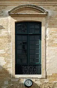 Porte-fenêtre de l'étageà encadrement à crossettes.