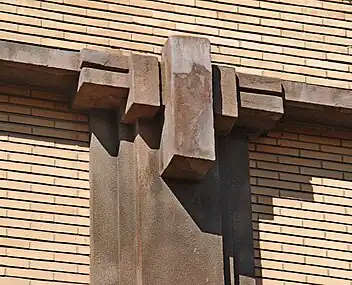 Chapiteau géométrique.