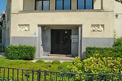 La porte d'entrée principale, flanquée par deux bas-reliefs d'Ossip Zadkine.