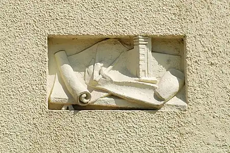 Les plans, la main de l'architecte tenant le compas et la maquette.