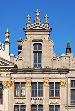 Le dernier étage daté « 1697 » et le pignon.