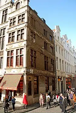 Façade latérale, rue de la Colline.