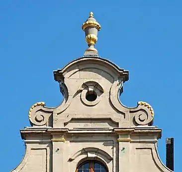 Le registre supérieur du pignon et ses volutes à godron.