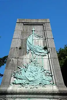 Le bas-relief en bronze.