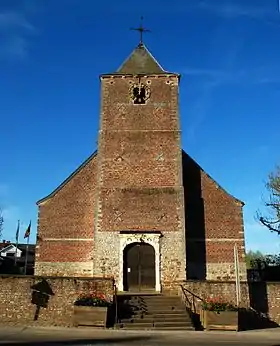 La façade et la tour de l'église.