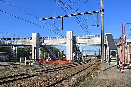 La passerelle de 2019 recrée un lien direct avec la place de la Gare et la gare des bus.
