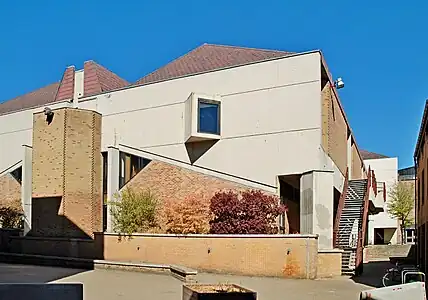 Façade occidentale, rue Montesquieu.