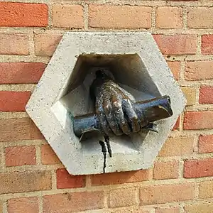 La main au diplôme.