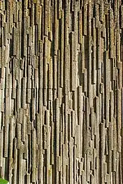 Le béton structuré de l'abri.