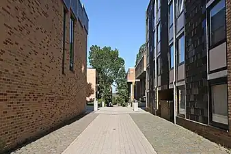 La place vue depuis la rue de l'Hocaille.