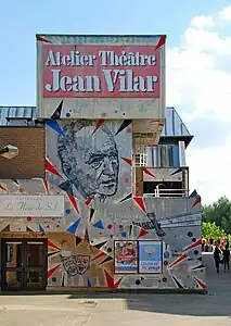 La tour d'escalier en « béton brut ».