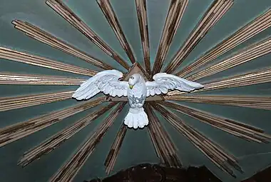 Le Saint-Esprit qui orne l'abat-voix.