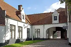 Logis de la tourière (maison no 2, XVIe, XVIIe et XIXe siècles). À droite, le passage couvert auquel donne accès le portail d’entrée.