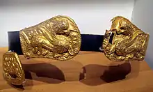 Éléments de ceinture à décor d'animal fantastique. Art des steppes, Xianbei Ier siècle-IIIe siècle. Or. Boucle: L. 9,3 cm. Musée de Mongolie intérieure, Hohhot.