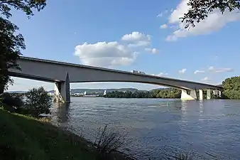Vue sur le pont Bendorfer, à droite de la ramification nord de l'île Graswerth