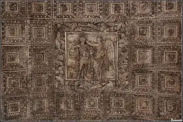 Voûte à caissons, Trajan couronné par une Victoire.