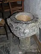 Le bénitier sculpté.