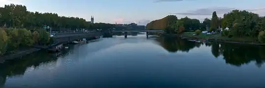 Photographie panoramique d'une rivière.