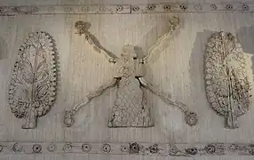 Fragments de frise en ivoire, représentant un dieu de la montagne dispersant les flots, entouré d'arbres. Retrouvé sur la terrasse du Palais neuf d'Assur, v. XIVe siècle av. J.-C. Pergamon Museum.