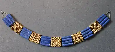 Collier en or et lapis-lazuli provenant d'une tombe d'Assur, XIVe – XIIIe siècle av. J.-C. Pergamon Museum.