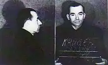 Double photo d'un homme vêtu de noir. De profil à gauche, de face à droite, avec une tablette comprenant des inscriptions à la main.