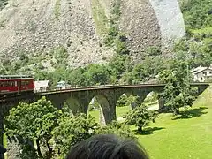 Le Bernina express sur le viaduc hélicoïdal de Brusio.