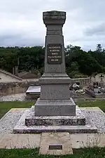Le monument aux morts dans le cimetière (juil. 2011).