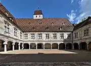 Bâtiment coté musée avec tour.