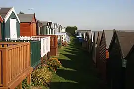 Entre les cabines de plage.